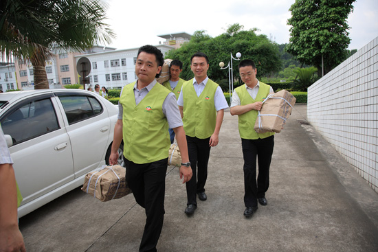 左、富逸装饰广场管理有限公司副总经理莫凯民,中、亲子义工队队长郑子欣,好百年家居店长张方